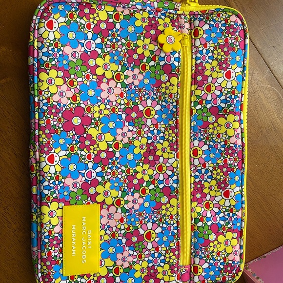 Marc Jacobs Fragrances Daisy Murakami Pink Eau de Parfum with Laptop Case - Picture 9 of 12